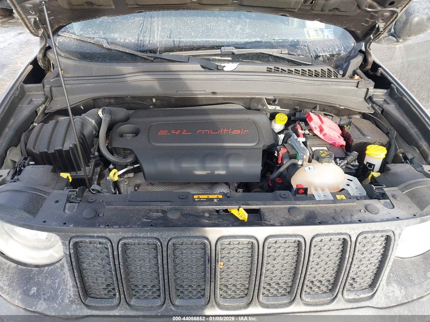 VIN ZACNJBAB4LPL42464 2020 JEEP RENEGADE UPLAND 4X4