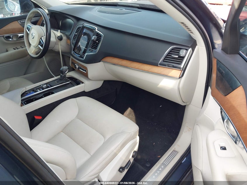 2021 Volvo Xc90 T6 Momentum 6 Passenger