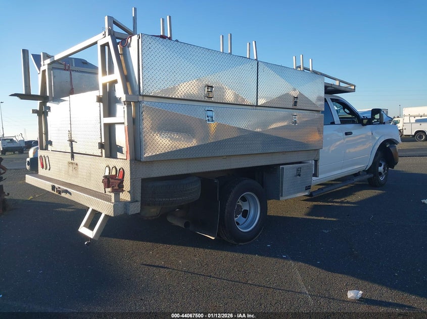 3C7WRTCJ7RG246609 2024 Ram 3500 Ram Chassis Tradesman Slt Laramie Limited white