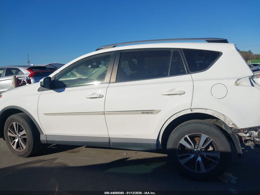 VIN JTMWFREV2JJ733521 2018 TOYOTA RAV4 XLE