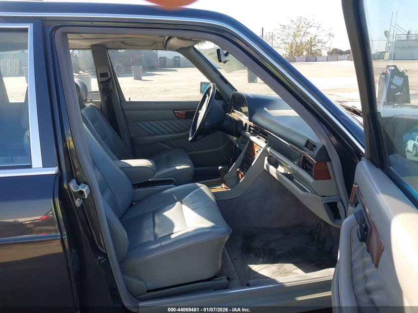 1989 MERCEDES-BENZ 420 auction photo 5