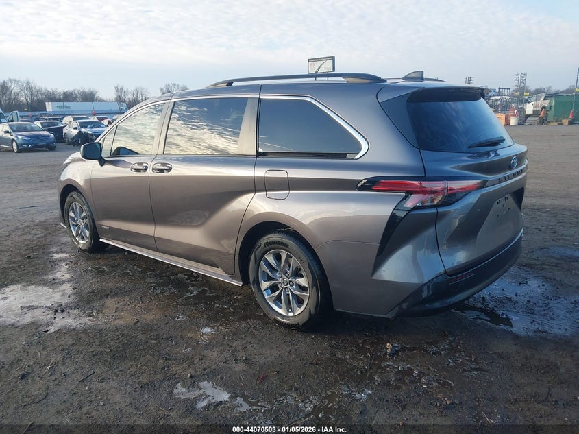 2021 Toyota Sienna Le
