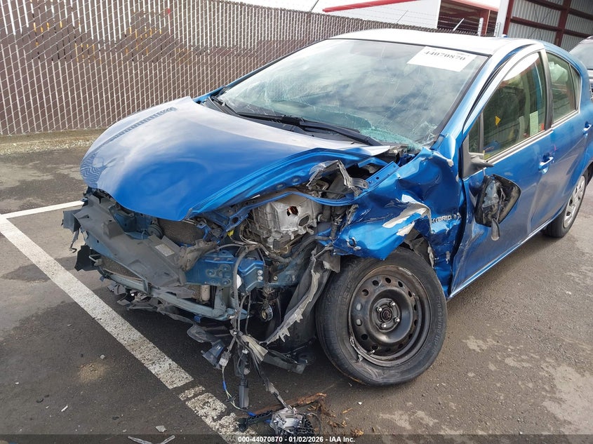 2016 TOYOTA PRIUS C auction photo 6