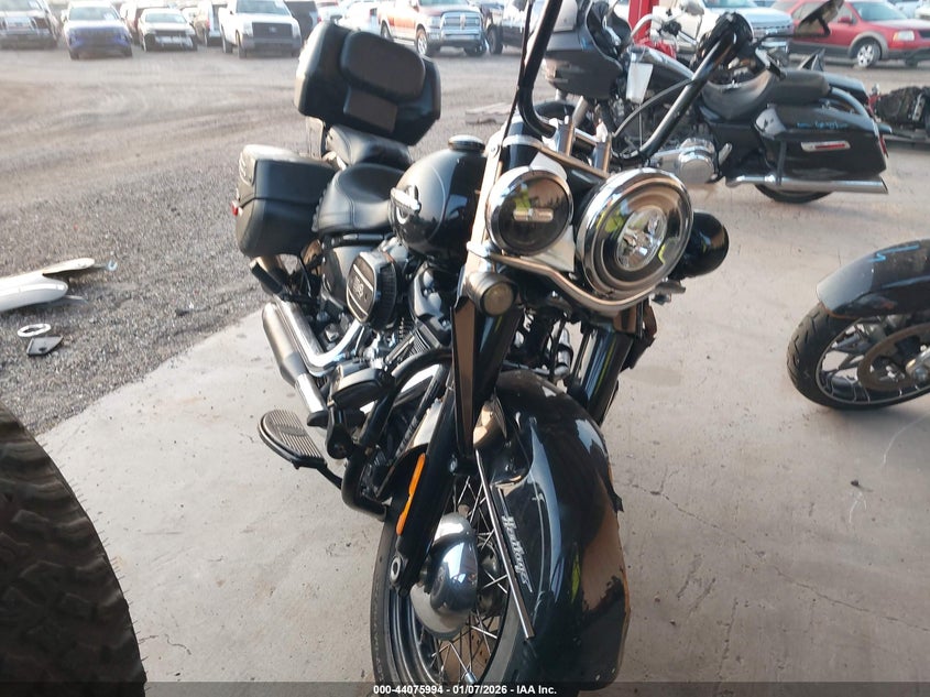 VIN 1HD1YBK19JC017120 2018 HARLEY-DAVIDSON FLHCS HERITAGE CLASSIC 114