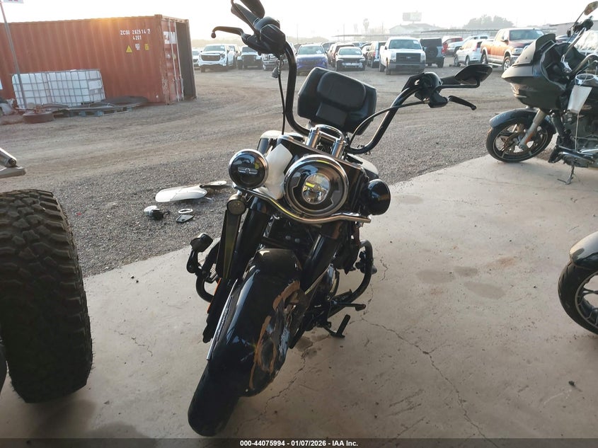 VIN 1HD1YBK19JC017120 2018 HARLEY-DAVIDSON FLHCS HERITAGE CLASSIC 114