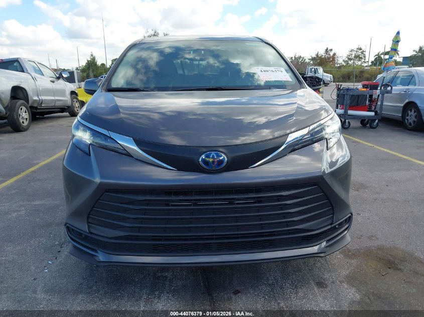2025 Toyota Sienna - 5TDKRKEC5SS225544
