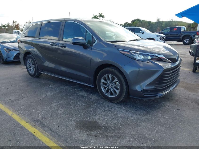 2025 Toyota Sienna - 5TDKRKEC5SS225544