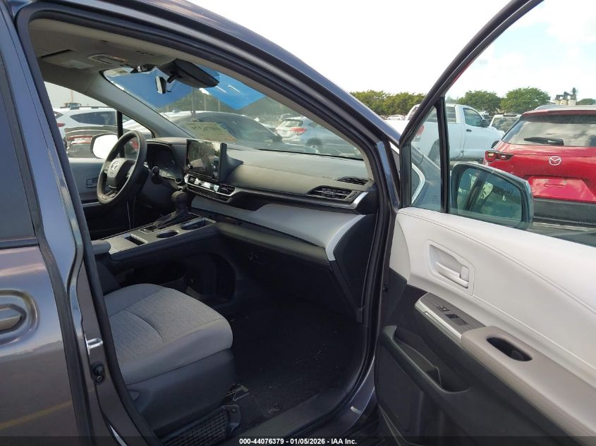 2025 Toyota Sienna - 5TDKRKEC5SS225544
