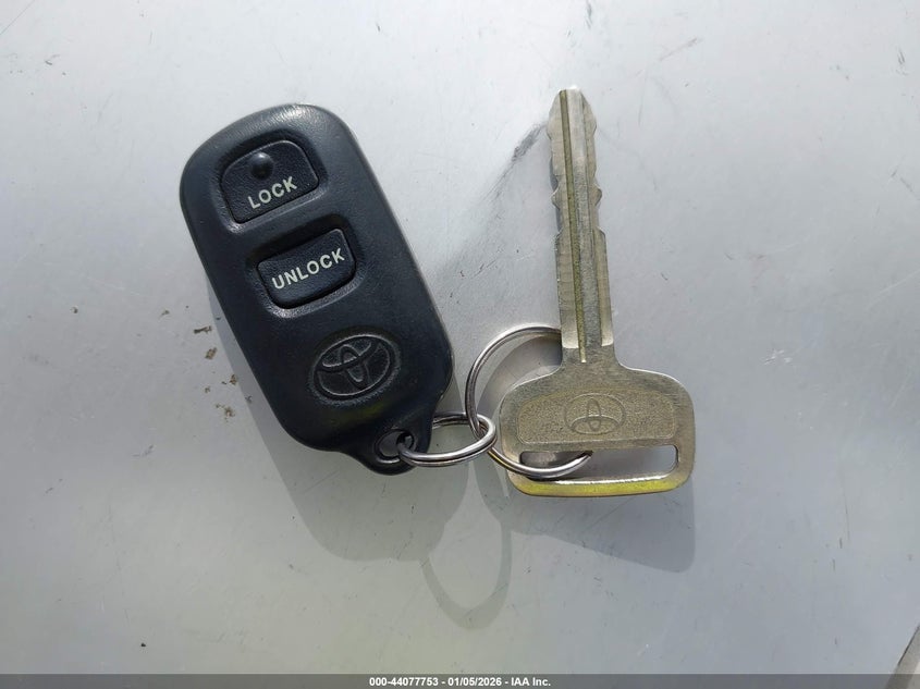 2000 Toyota Camry Le V6 VIN: JT2BF22K4Y0261184 Lot: 44077753