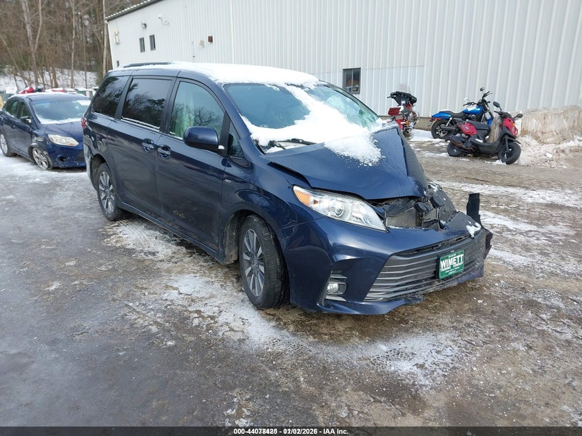 2020 TOYOTA SIENNA XLE