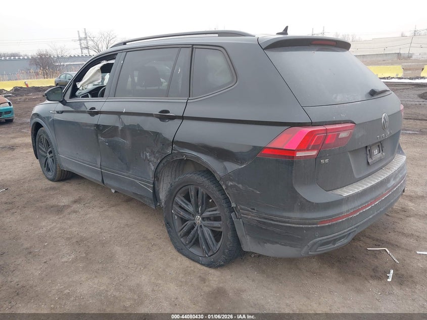 VIN 3VVCB7AX9NM038120 2022 VOLKSWAGEN TIGUAN 2.0T SE R-LINE BLACK