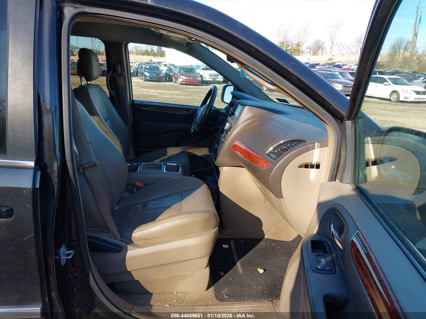 2016 Chrysler Town & Country Touring