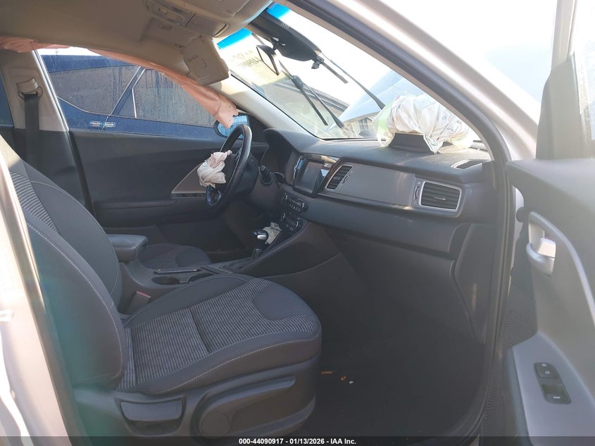 VIN KNDCB3LC3H5103992 2017 KIA NIRO LX
