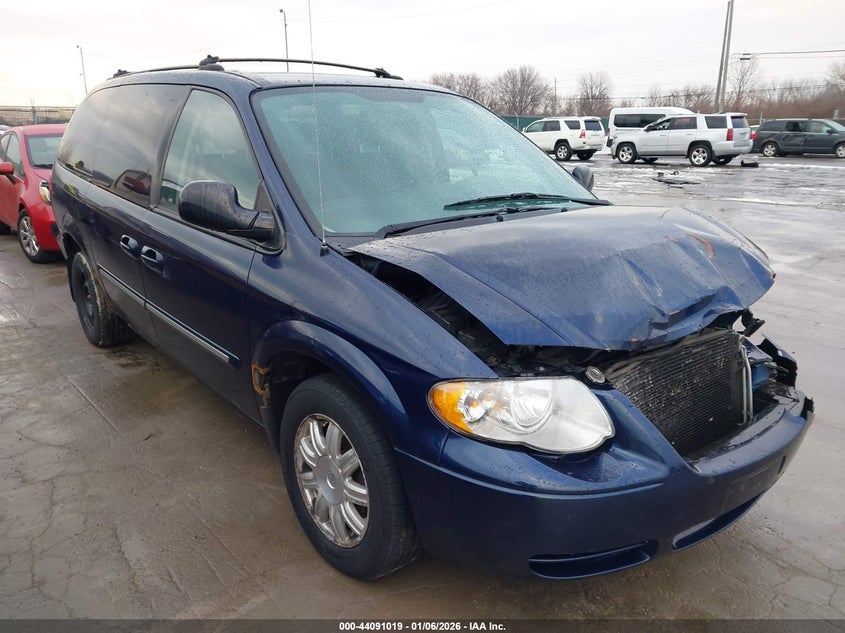 2C4GP54L85R563189 2005 Chrysler Town & Country Touring auction photo 1