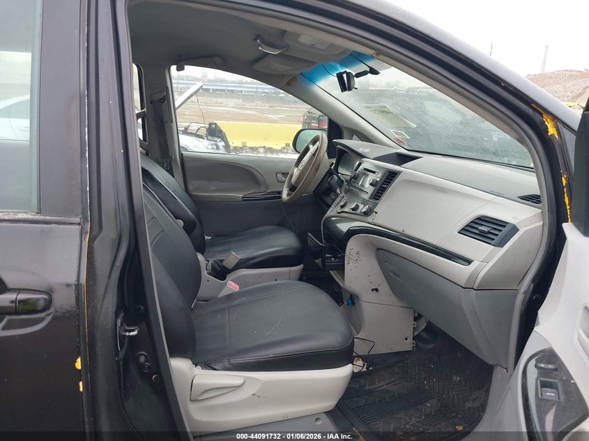 2014 Toyota Sienna L V6 7 Passenger