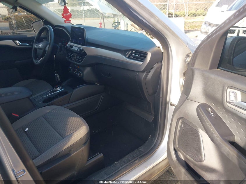 VIN 1FMCU0G67LUB38137 2020 FORD ESCAPE SE