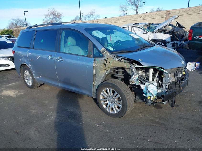 5TDYZ3DC3HS838417 2017 Toyota Sienna Xle 8 Passenger auction photo 1