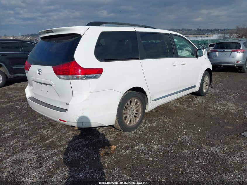 2013 Toyota Sienna Xle V6 8 Passenger
