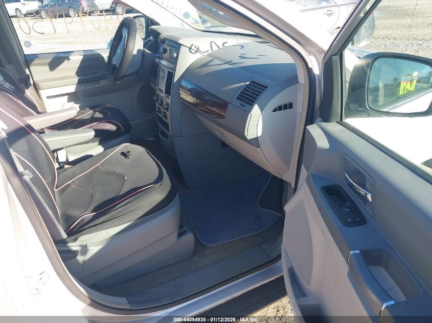 2010 Chrysler Town & Country Lx