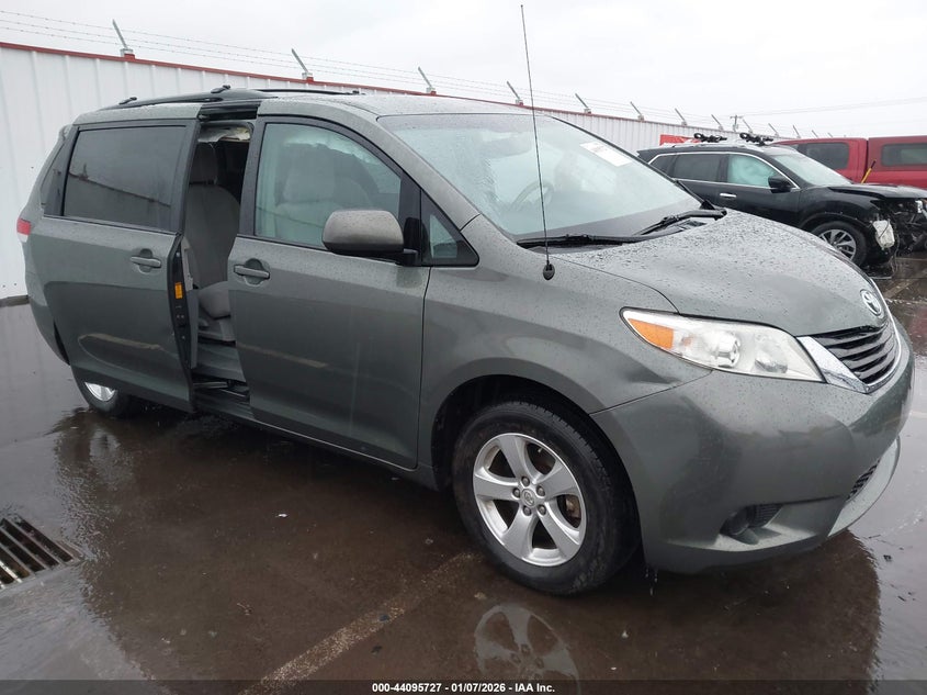 2013 Toyota Sienna Le V6 8 Passenger