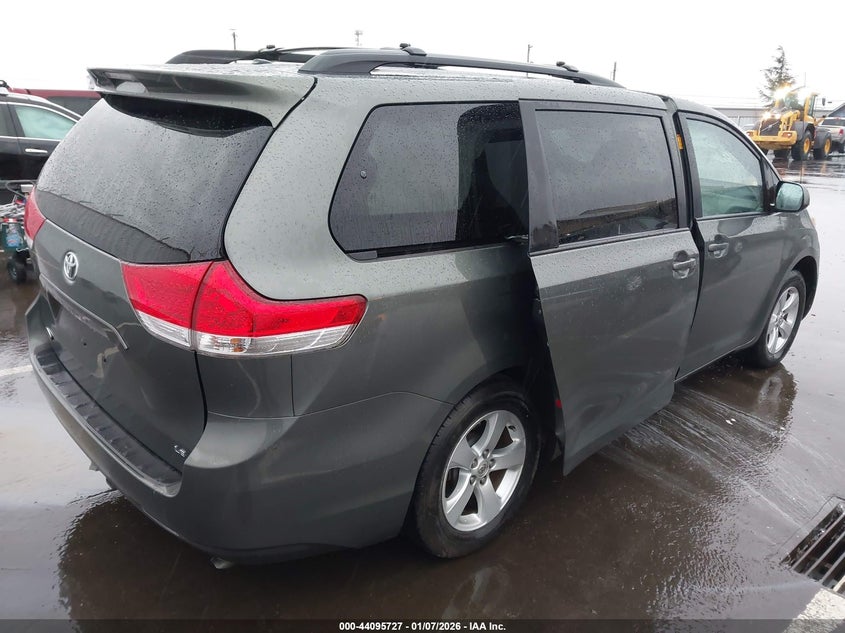 2013 Toyota Sienna Le V6 8 Passenger