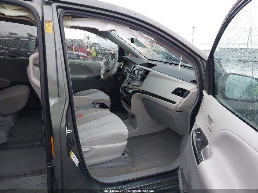 2013 Toyota Sienna Le V6 8 Passenger
