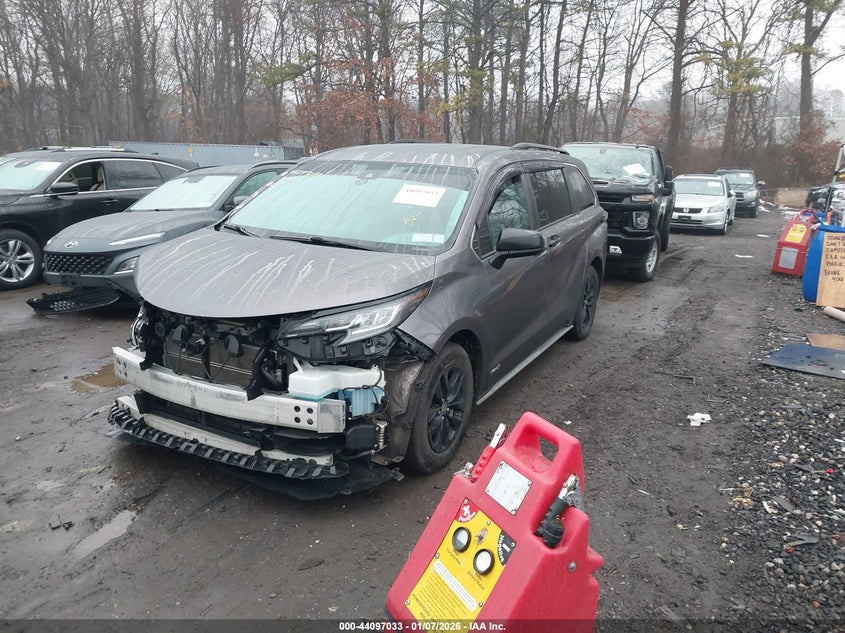 2021 Toyota Sienna Le