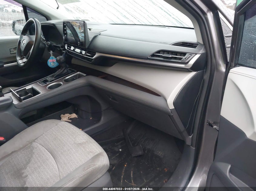 2021 Toyota Sienna Le