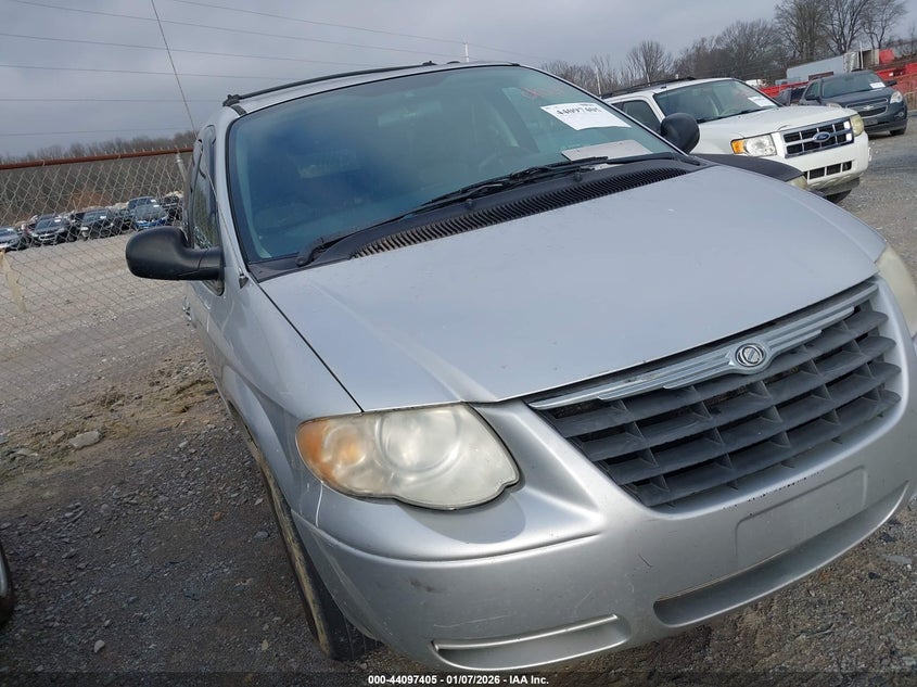 2005 Chrysler Town & Country Lx