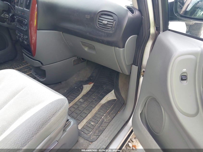 2005 Chrysler Town & Country Lx