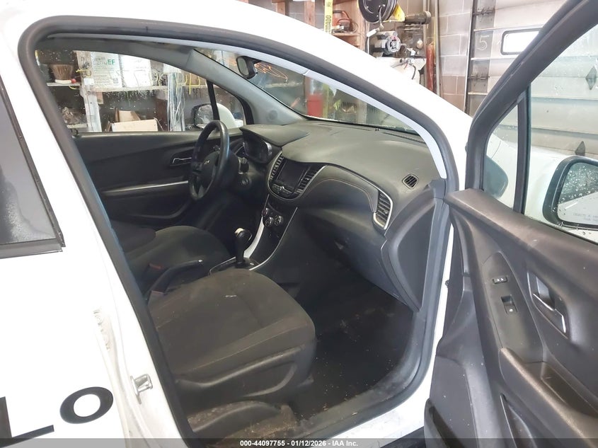 VIN KL7CJKSB4LB038938 2020 CHEVROLET TRAX FWD LS