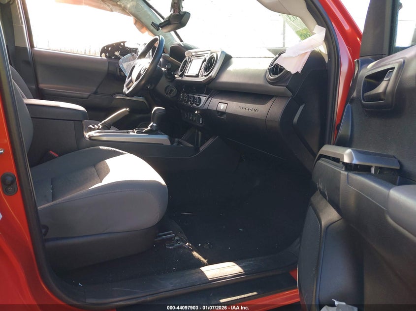 VIN 3TMCZ5AN4JM164392 2018 TOYOTA TACOMA SR5 V6