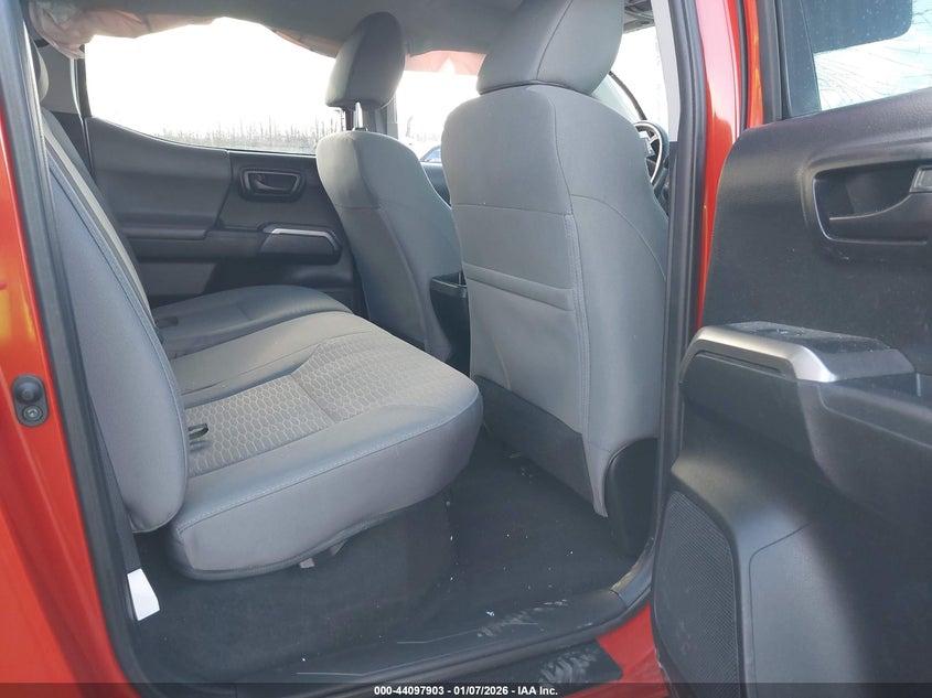 VIN 3TMCZ5AN4JM164392 2018 TOYOTA TACOMA SR5 V6
