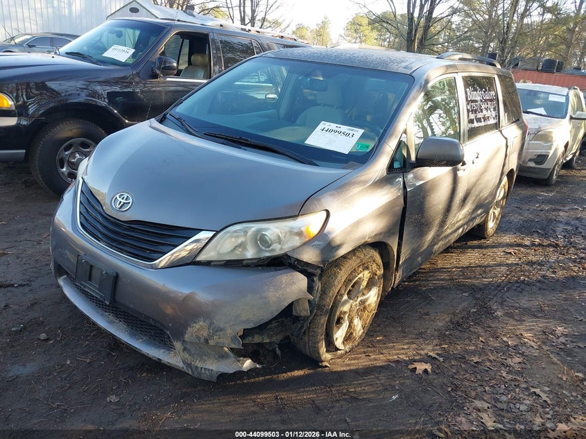 2012 Toyota Sienna Le V6 8 Passenger