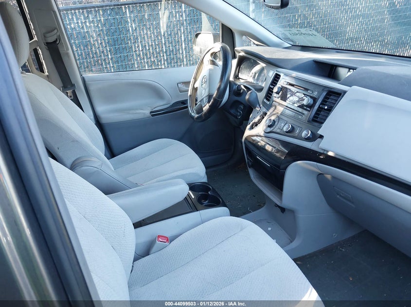 2012 Toyota Sienna Le V6 8 Passenger