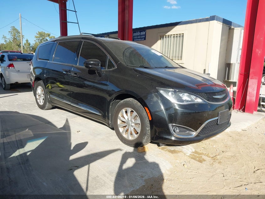 2C4RC1BGXJR115338 2018 Chrysler Pacifica Touring L auction photo 1