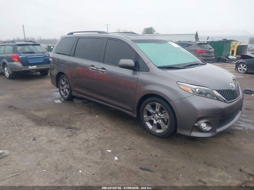 2017 Toyota Sienna Se Premium 8 Passenger
