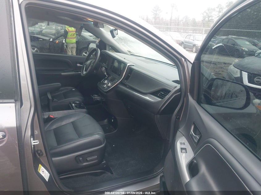 2017 Toyota Sienna Se Premium 8 Passenger