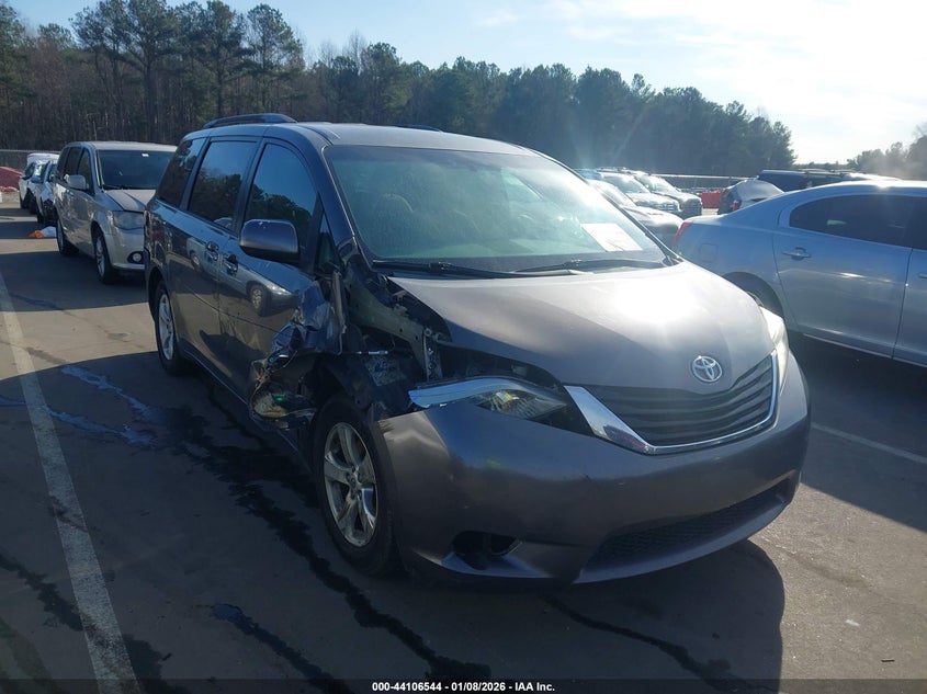 2013 Toyota Sienna Le V6 8 Passenger