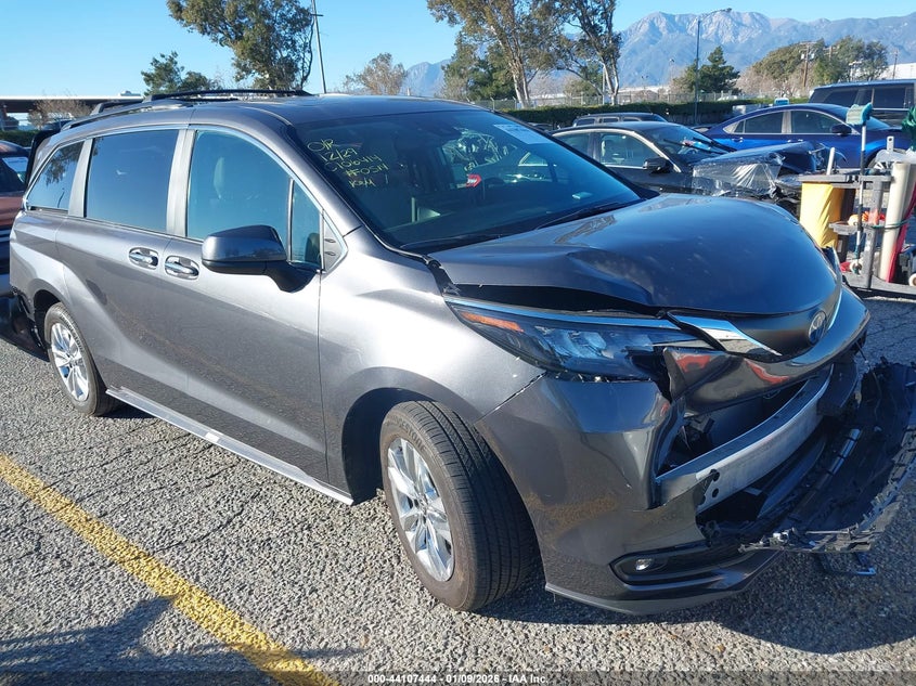 2025 Toyota Sienna Xle