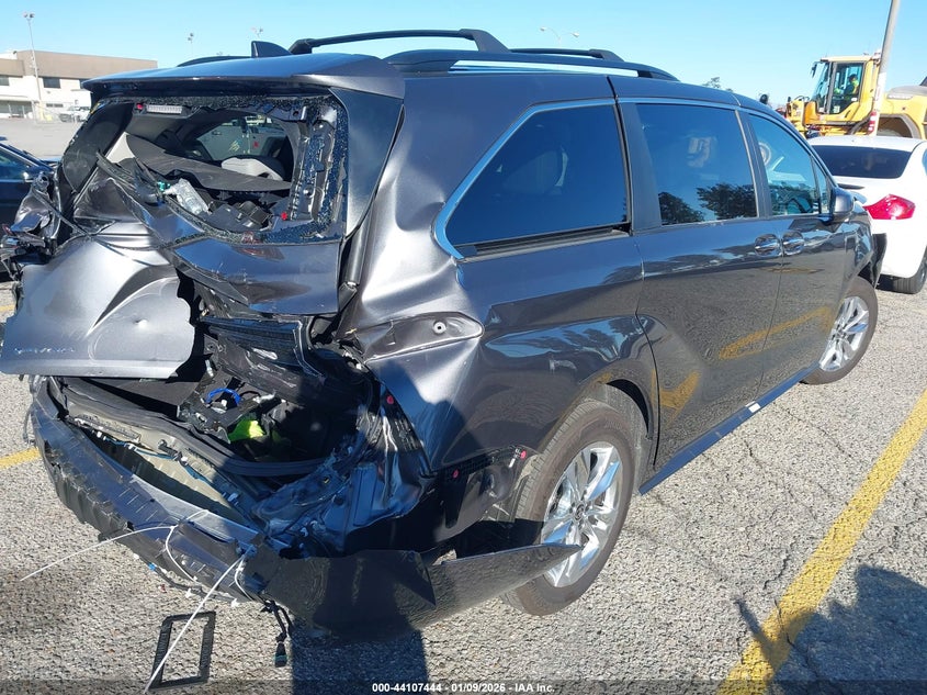 2025 Toyota Sienna Xle