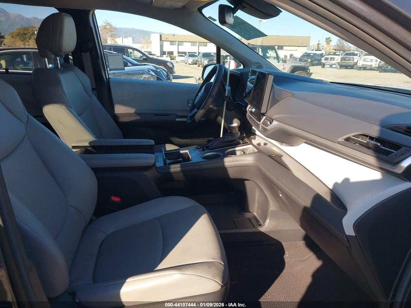 2025 Toyota Sienna Xle