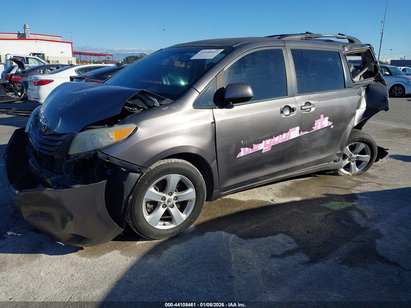 2012 Toyota Sienna Le V6 8 Passenger