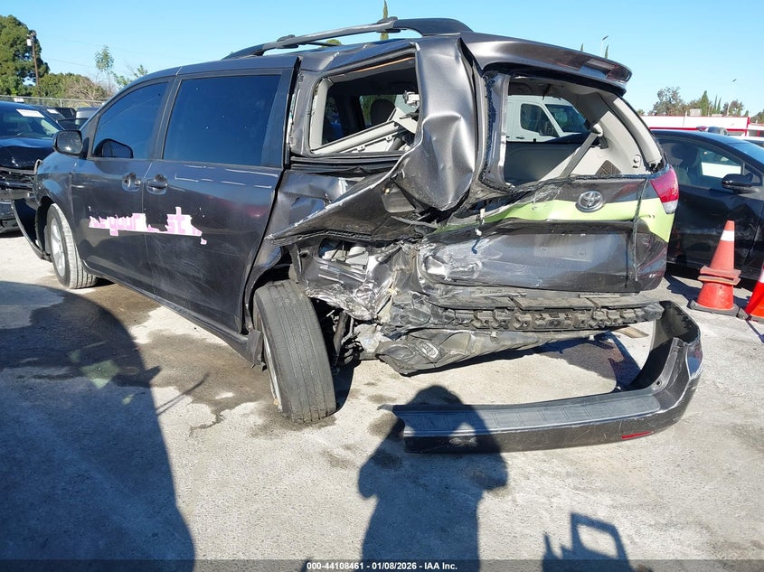2012 Toyota Sienna Le V6 8 Passenger
