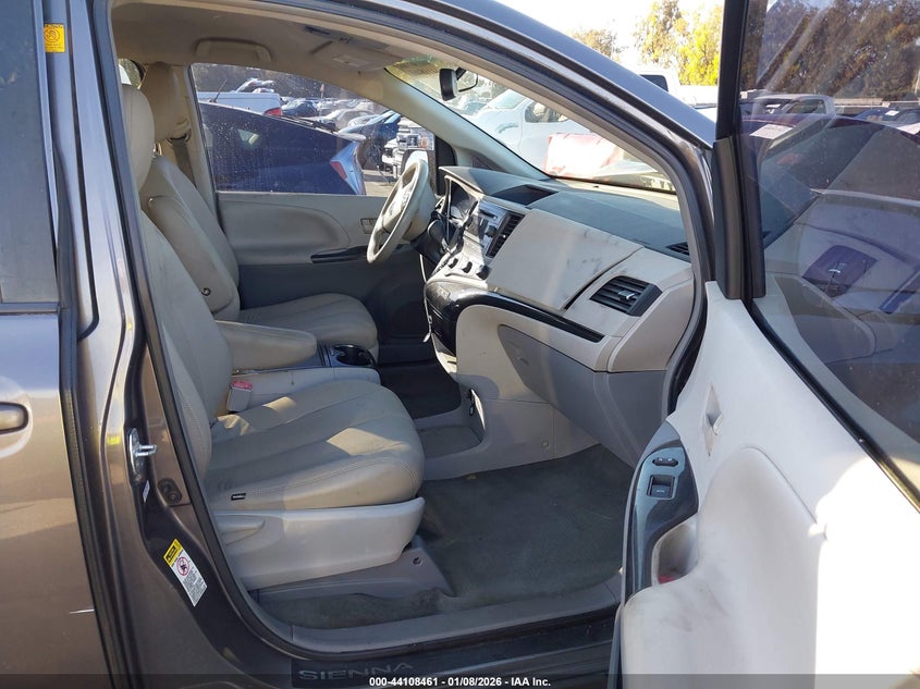 2012 Toyota Sienna Le V6 8 Passenger