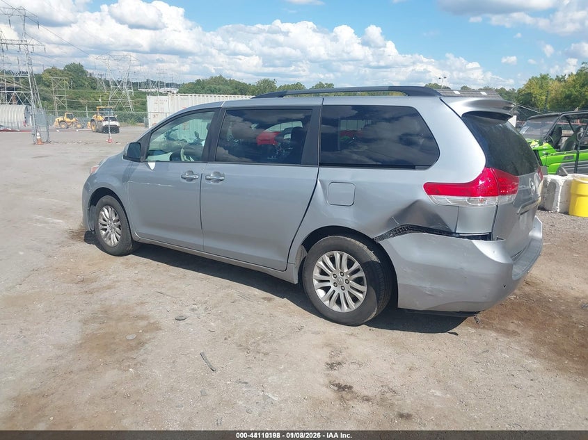 2014 Toyota Sienna Xle V6 8 Passenger