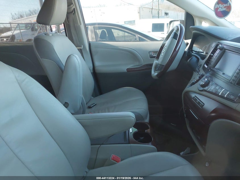 2014 Toyota Sienna Limited V6 7 Passenger
