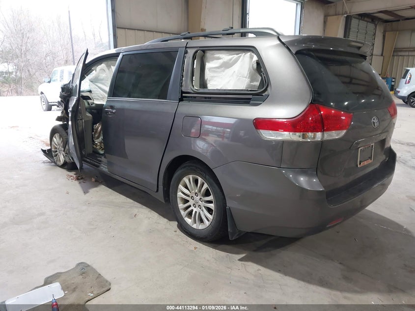 2013 Toyota Sienna Xle V6 8 Passenger