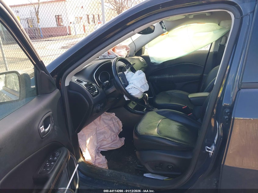VIN 3C4NJCCB4JT205049 2018 JEEP COMPASS LIMITED FWD