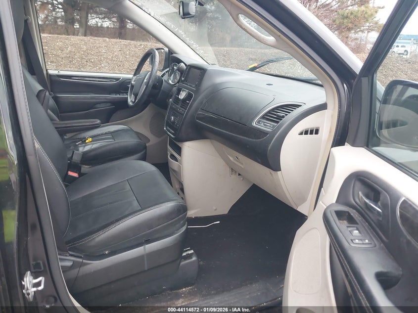 2016 Chrysler Town & Country Touring